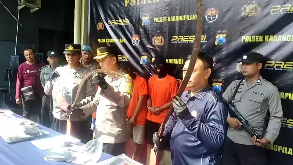 Rilis kasus geng motor keroyok dan bacok sukarelawan pengatur lalu lintas di Karang Pilang, Surabaya.