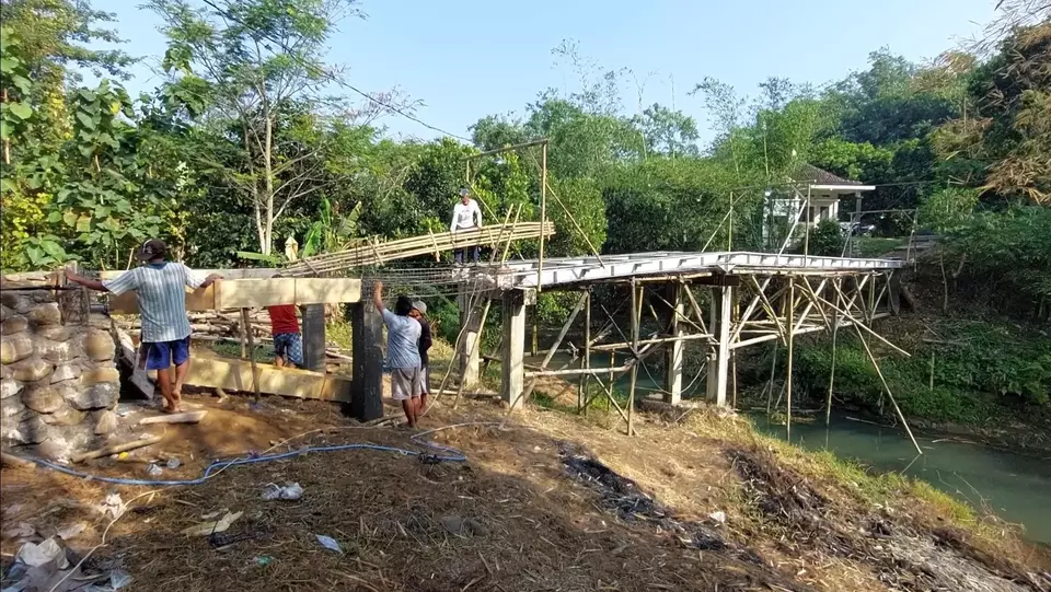 Warga kampung di Kabupaten Kudus Jawa Tengah secara swadaya mendirikan jembatan sendiri agar akses keluar masuk lebih dekat, Jumat, 26 Mei 2023.