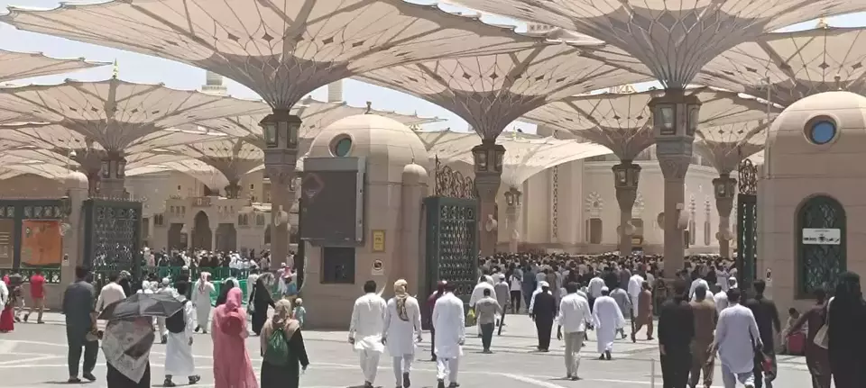 Jemaah bergegas salat Jumat ke Masjid Nabawi di Madinah, Arab Saudi.