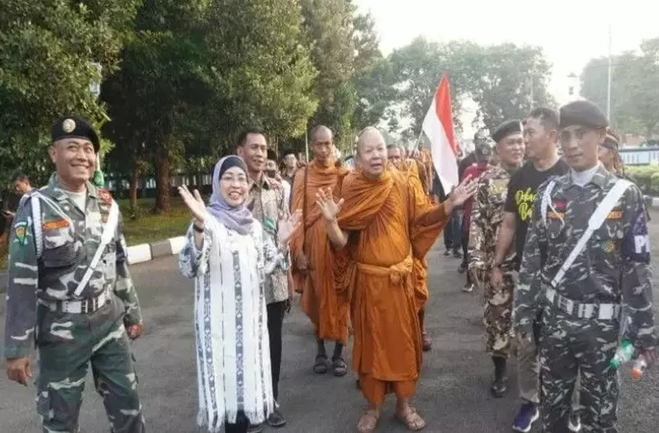 Penjabat Bupati Batang Lani Dwi Rejeki menyambut 32 biksu dari sejumlah negara yang berjalan kaki dari Thailand menuju Candi Borobudur, Jumat 26 Mei 2023. 