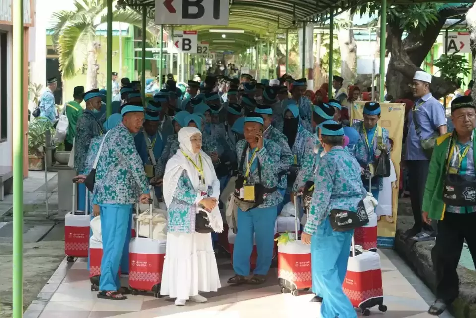 Suasana jemaah Haji Embarkasi Surabaya saat meninggalkan Asrama Haji Surabaya hendak berangkat ke tanah suci, Jumat, 26 Me 2023.