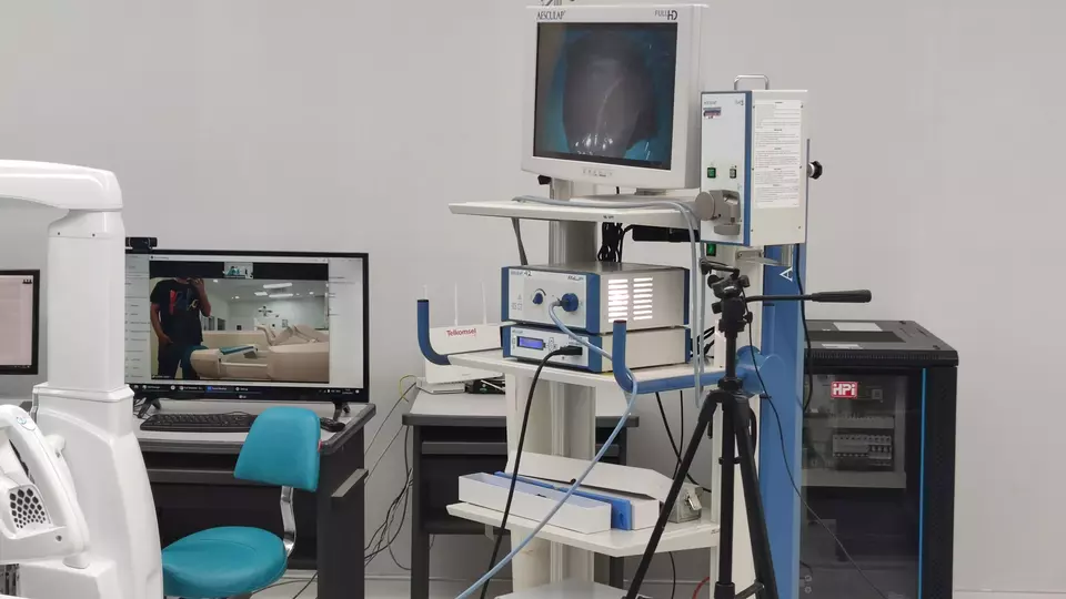 Telkomsel mendukung agenda pemerintah melalui Kementerian Kesehatan RI untuk melangsungkan uji coba dan demonstrasi implementasi use case 5G Robotic Telesurgery (bedah robotik jarak jauh) pertama di Indonesia.