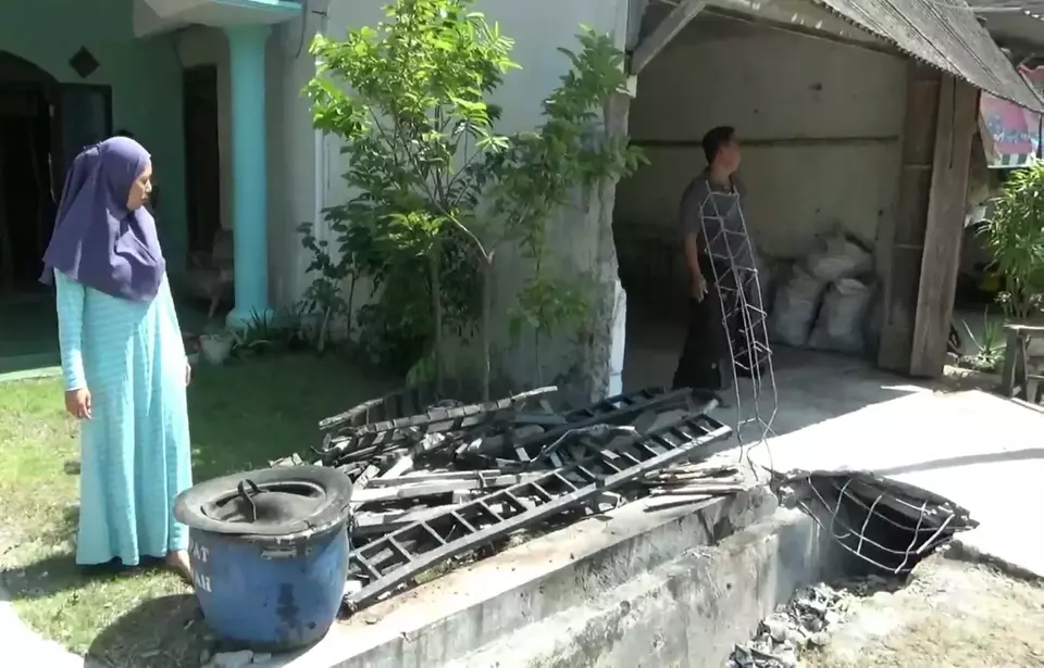 Pagar rumah milik Nila Purnamawati ditabrak truk yang tidak kuat menanjak di Jalan Raya Rowosari-Krasak, Kelurahan Rowosari, Kecamatan Tembalang, Semarang, Jumat 26 Mei 2023.