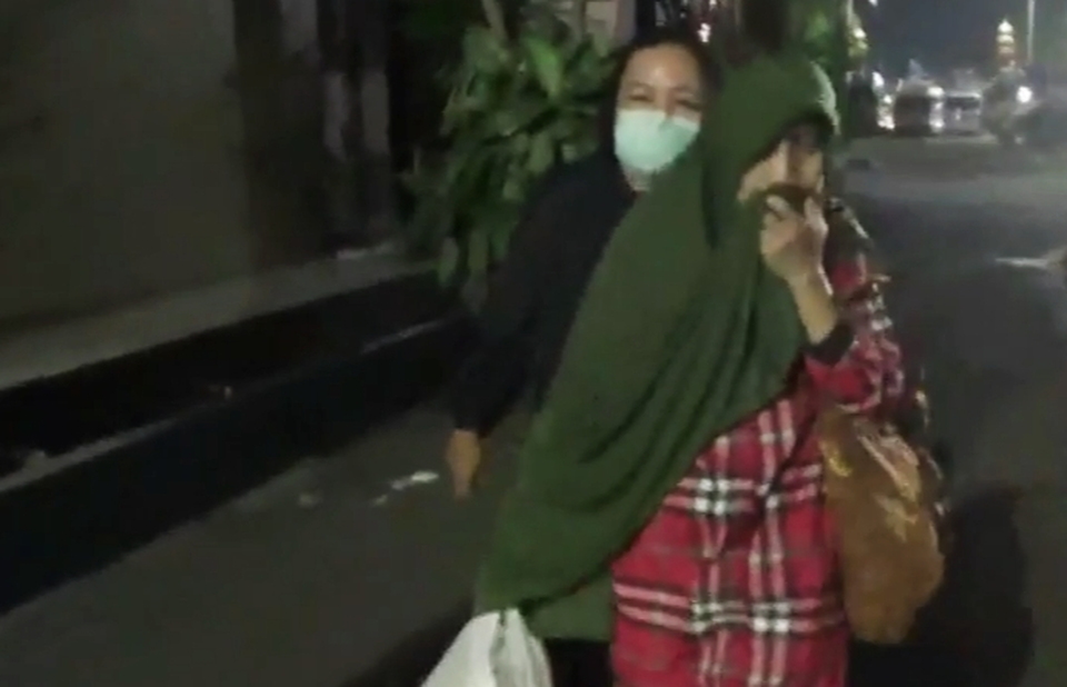 Kedua tersangka penganiayaan dua orang asisten rumah tangga (ART) di Lampung, S alias O (70) dan anak perempuannya SI (35) langsung ditahan usai ditetapkan tersangka oleh penyidik Unit PPA Sat Reskrim Polresta Bandar Lampung, Jumat, 26 Mei 2023.