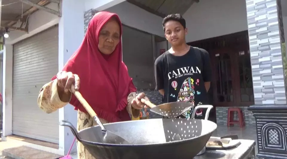 Hasil Jualan Sayur Keliling Nenek Badiah Siap Berangkat Haji Halaman 1