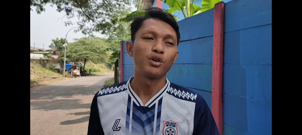 Pupung, warga jalan Merdeka, Sukmajaya, menggagalkan pengendara membuang sampah sembarangan di lokasi tempat tinggalnya.