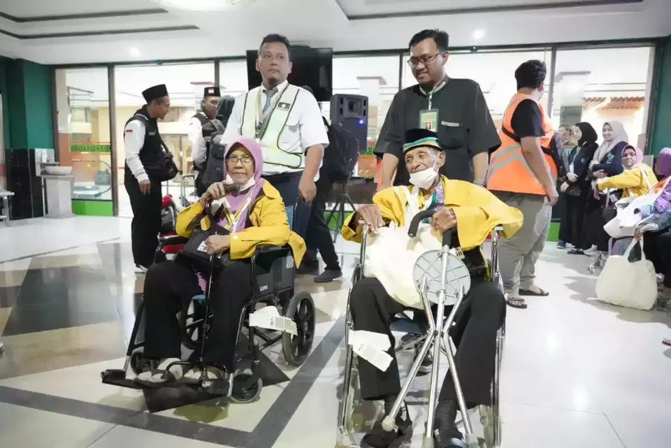 Suasana keberangkatan jemaah haji kategori lansia di Embarkasi Surabaya, Sabtu, 27 Mei 2023.
