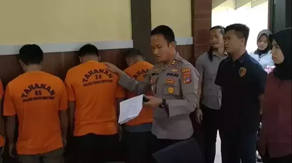 Polres Parigi Moutong mengamankan pelaku tindakan asusila terhadap anak berumur 15 tahun, di Kabupaten Parigi Moutong, Sulawesi Tengah, Jumat, 26 Mei 2023. 