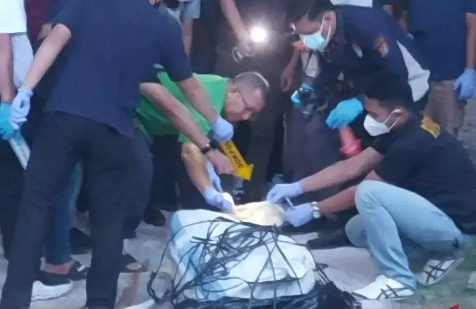 Kepala Bidang Kedokteran Kesehatan Polda Metro Jaya Kombes Pol dr Hery Wijatmoko (mengenakan kaus hijau) memeriksa bagian bawah mayat di dalam karung yang ditemukan warga di kolong tol Cibitung-Cilincing, Marunda, Jakarta Utara, Sabtu 27 Mei 2023. 
