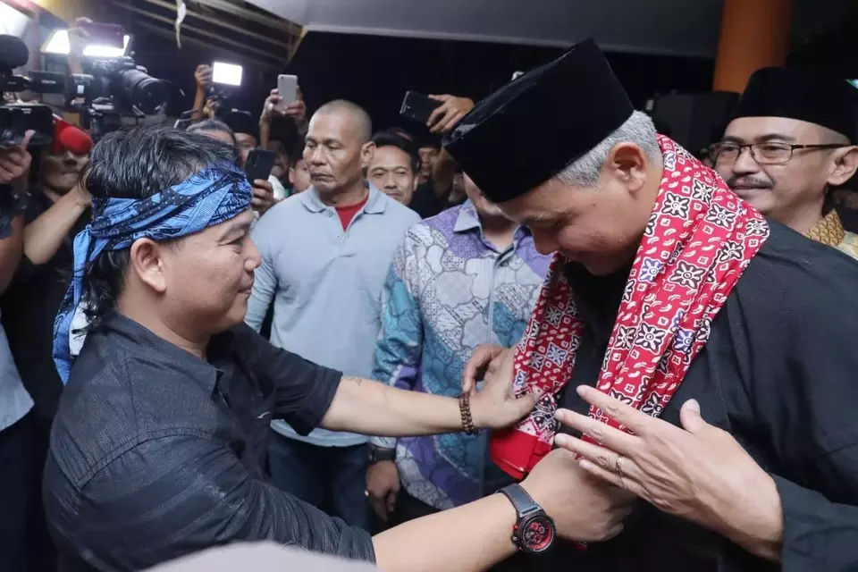 Ganjar Pranowo mendapat tanda kehormatan dari tokoh budaya Banten yang tergabung dalam Paguyuban Seni Budaya Tradisional (Pasentra) Provinsi Banten, Sabtu, 27 Mei 2023. 