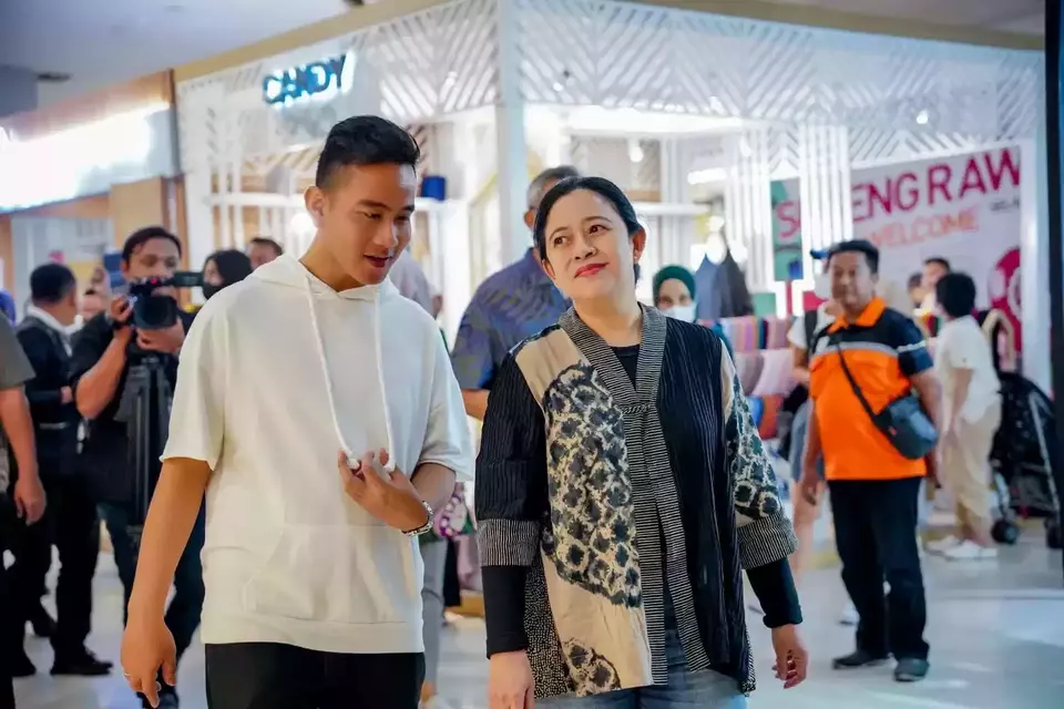 Ketua DPR RI sekaligus Ketua DPP PDIP Puan Maharani ditemani Wali Kota Solo, Gibran Rakabuming Raka berkeliling di Solo Paragon Mall, Solo, Jawa Tengah, Sabtu, 27 Mei 2023.