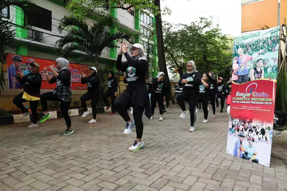 Relawan Ganjar Pranowo, Kowarteg Indonesia menggelar olahraga senam bugar ceria di halaman GOR Benhil, Tanah Abang, Jakarta Pusat, Sabtu, 27 Mei 2023.