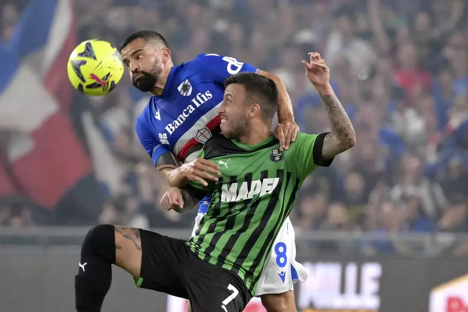 Penyerang Sampdoria Tomas Rincon (atas) dan pemain Sassuolo Matheus Henrique terlibat duel dalam partai Liga Italia.