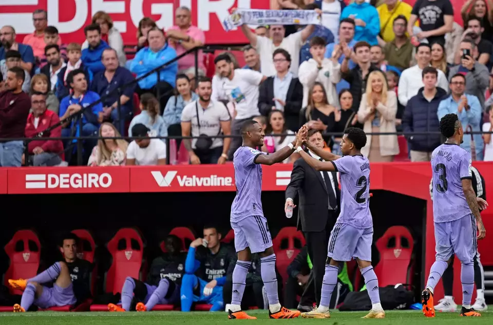 Pemain Real Madrid, Rodrygo merayakan gol yang dicetaknya ke gawang Sevilla, Minggu, 28 Mei 2023.