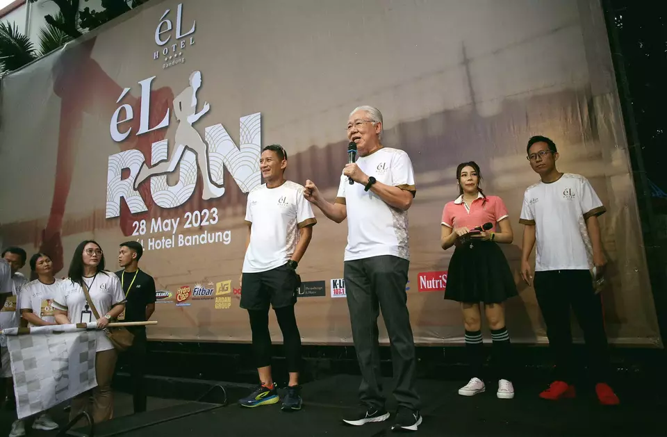 Menteri Pariwisata dan Ekonomi Kreatif, Sandiaga Uno (kiri), bersama pendiri eLHotel Grup Enggartiasto Lukita (tengah), memberikan sambutan sebelum melepas start fun run “eL Run 2023” dari El Hotel Bandung, Jawa Barat, Minggu 28 Mei 2023.