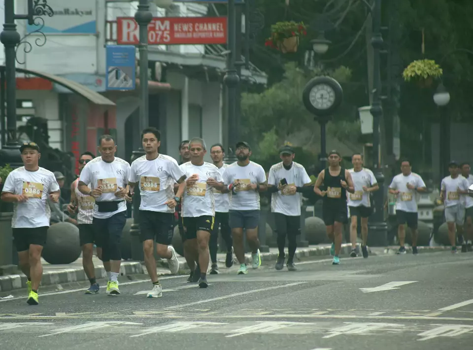 Sejumlah peserta fun run “eL Run 2023” melintasi Jalan Asia Afrika, Bandung, Jawa Barat, Minggu 28 Mei 2023.