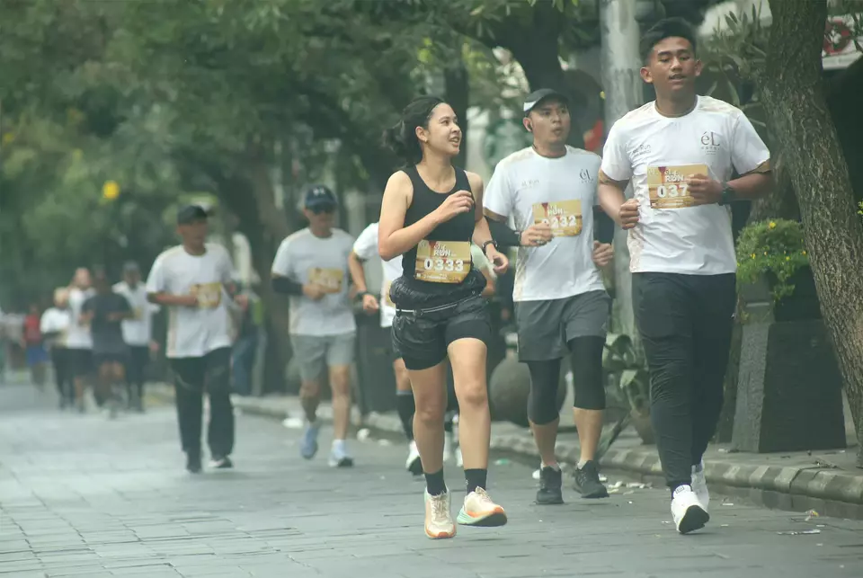 Sejumlah peserta fun run “eL Run 2023” melintasi Jalan Braga, Bandung, Jawa Barat, Minggu 28 Mei 2023.