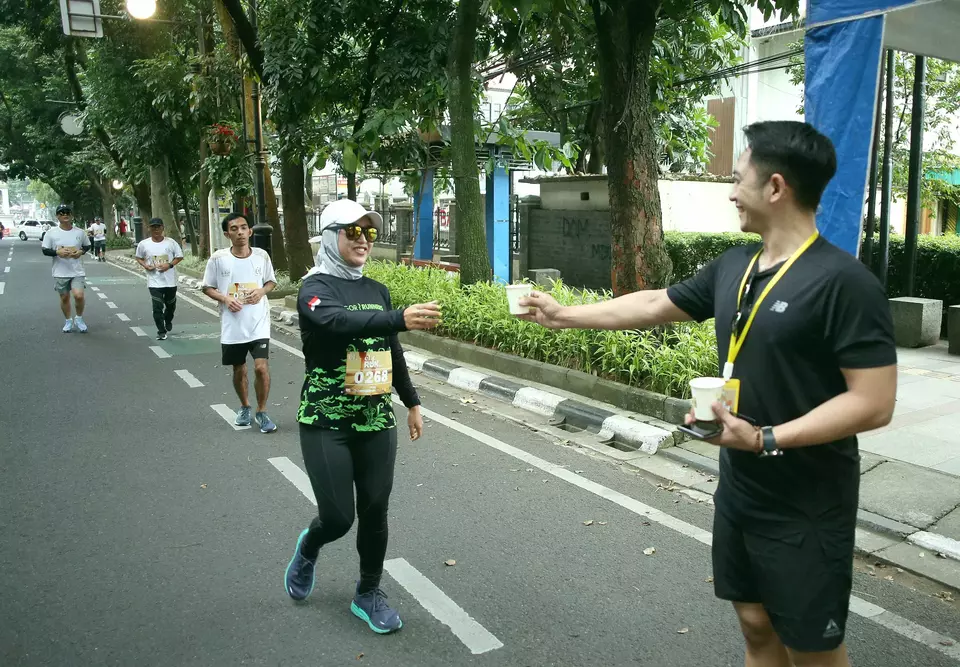 Sejumlah peserta fun run “eL Run 2023” melintasi Jalan Wastukencana, Bandung, Jawa Barat, Minggu 28 Mei 2023.
