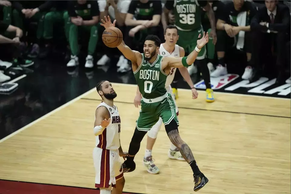 Penyerang Boston Celtics Jayson Tatum kehilangan bola setelah dilanggar oleh pemain Miami Heat Caleb Martin (kiri), pada game 6 final NBA Wilayah Timur.