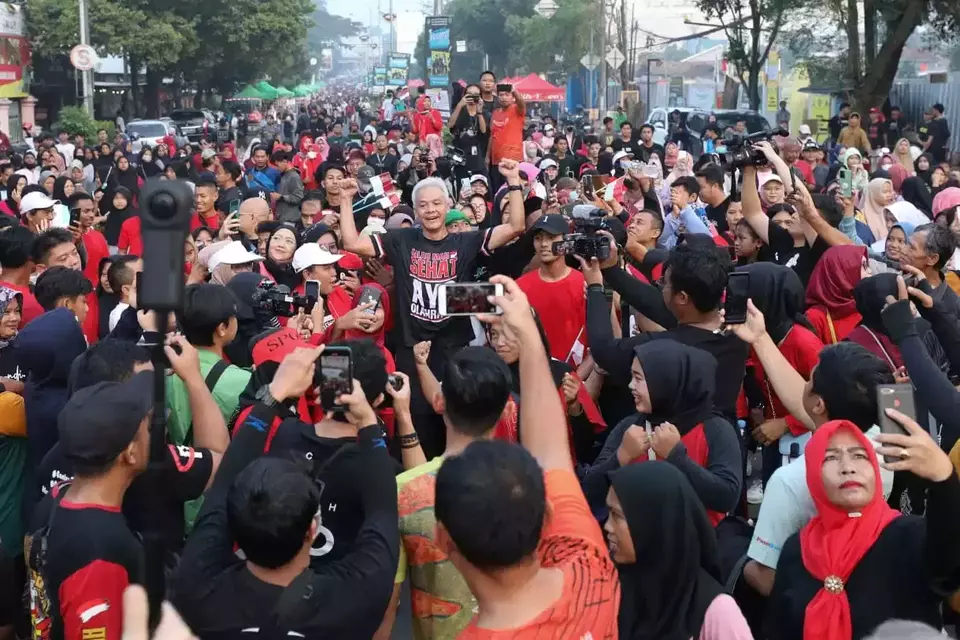 Ganjar Pranowo dikerumuni warga di alun-alun Kota Serang, saat berolahraga, Minggu 28 Mei 2023.