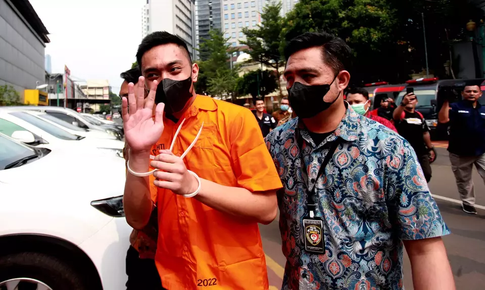 Tersangka kasus penganiayaan terhadap David Ozora, Mario Dandy (kiri), berjalan sambil melambaikan tangan sebelum menjalani pemeriksaan kesehatan di Biddokkes Polda Metro Jaya, Jakarta, Jumat, 26 Mei 2023.