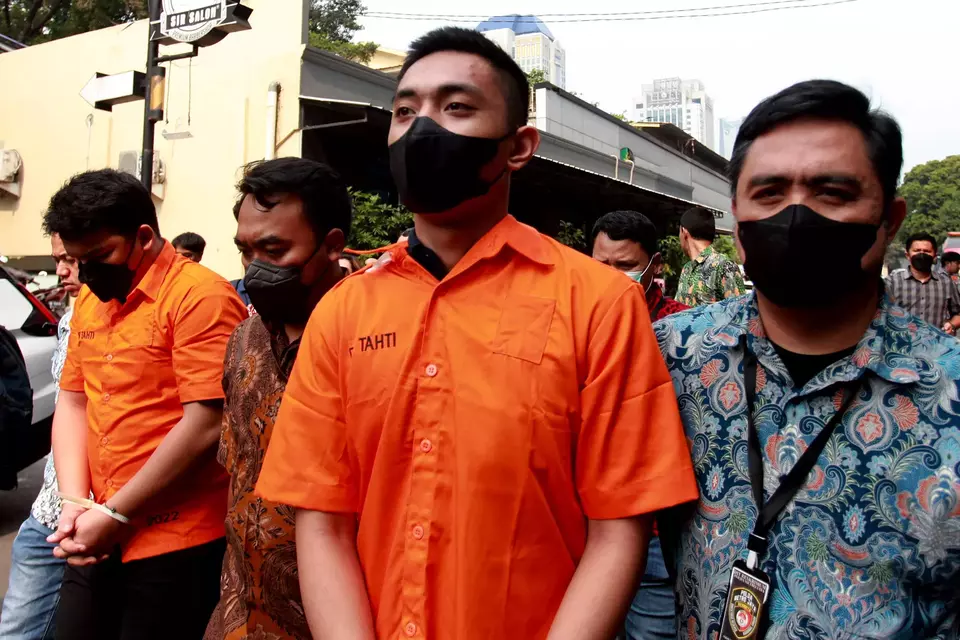 Tersangka kasus penganiayaan terhadap David Ozora, Mario Dandy (kedua kanan) dan Shane Lukas (kiri), berjalan untuk menjalani pemeriksaan kesehatan di Biddokkes Polda Metro Jaya, Jakarta, Jumat, 26 Mei 2023. 