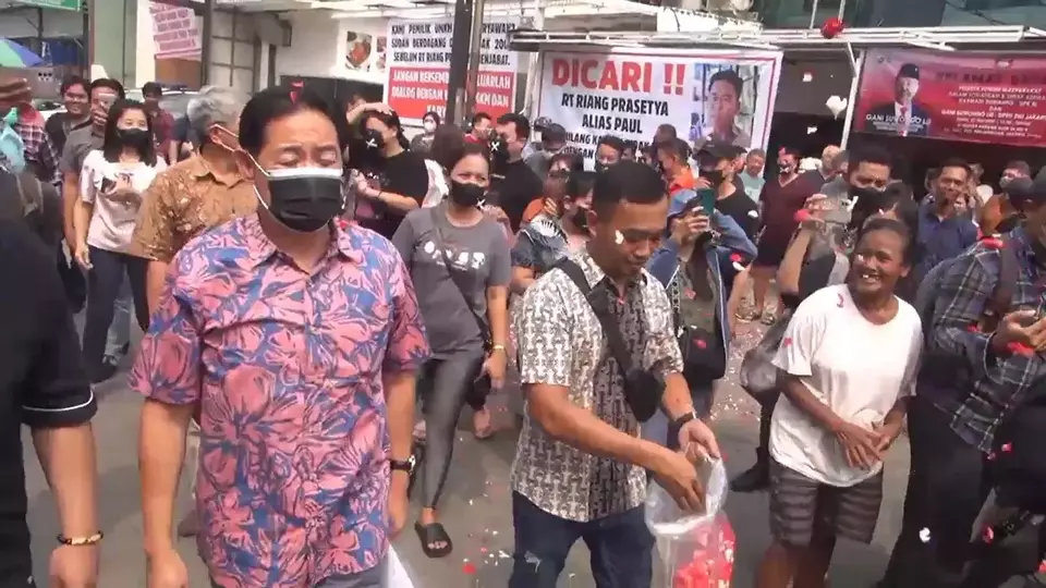 Pemilik dan pekerja ruko di Jalan Pluit Karang Niaga, Penjaringan, Jakarta Utara menggelar aksi tabur bunga untuk menolak pembongkaran.