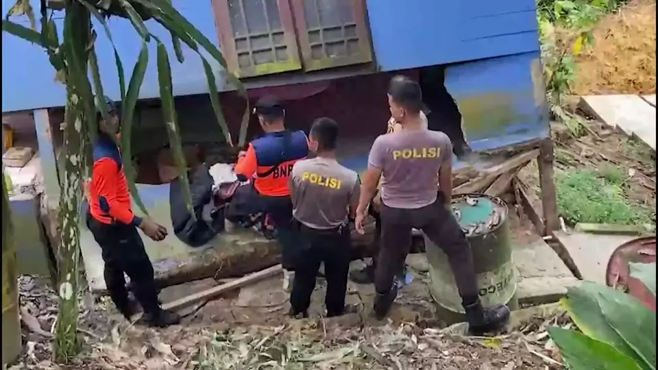 Puluhan personel polisi dan BPBD membantu warga mengevakuasi barang berharaga di dalam rumah yang ambruk akibat longsor di Kabupaten Mahakam Ulu, Kalimantan Timur (Kaltim). 