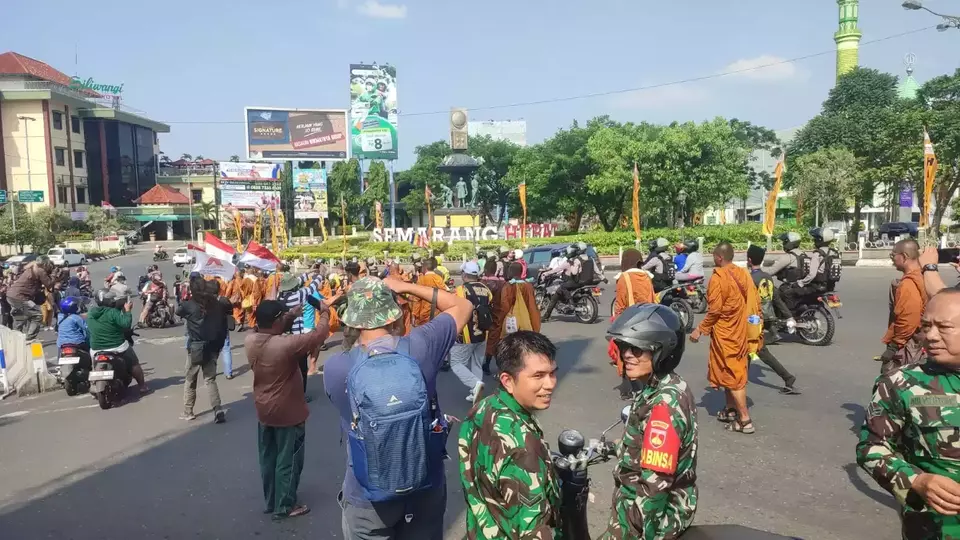 Masyarakat Sambut 32 biksu jalan kaki dari Thailand di Kota Semarang, Minggu, 28 Mei 2023. 