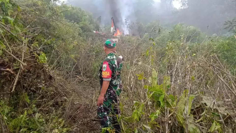 Sebuah helikopter yang digunakan untuh latihan jatuh di perkebunan teh di Ciwidey, Kabupaten Bandung, Minggu, 28 Mei 2023. 