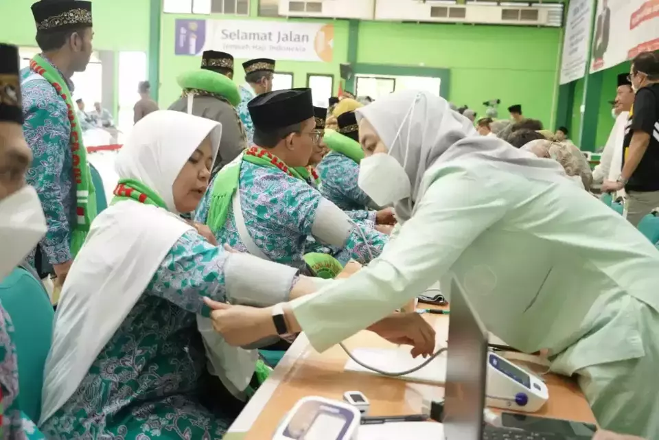 Suasana jemaah haji saat melakukan pemeriksaan kesehatan oleh petugas kesehatan di Asrama Haji Surabaya, Minggu, 28 Mei 2023.