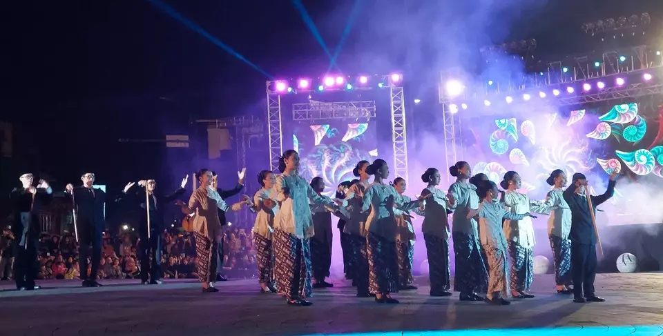 Ribuan masyarakat Yogyakarta antusias menyaksikan karnaval Merdeka Belajar yang diselenggarakan di Titik 0 Km Kota Yogyakarta, Minggu, 28 Mei 2023.