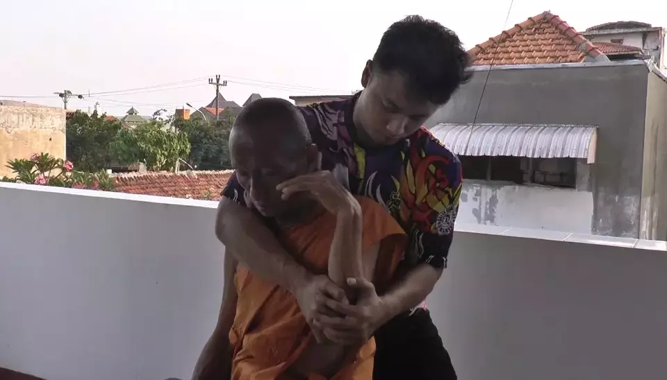 Salah satu biksu yang mengikuti ritual thudong dipijat saat beristirahat di Vihara Adi Dharma, Kota Semarang, Minggu, 28 Mei 2023.