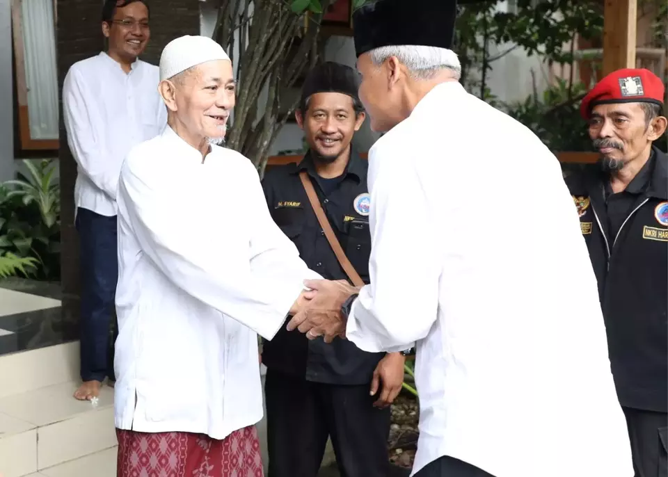 Pada safari politiknya di Banten, bakal calon presiden (bacapres) dari PDIP Ganjar Pranowo bersilahturahmi dengan tokoh agama Banten KH Embay Mulya Syarief Minggu, 28 Mei 2023.