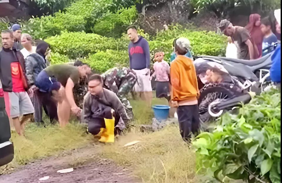 Evakuasi pilot helikopter untuk latihan yang jatuh di perkebunan teh Ciwidey, Kabupaten Bandung, Minggu, 28 Mei 2023.