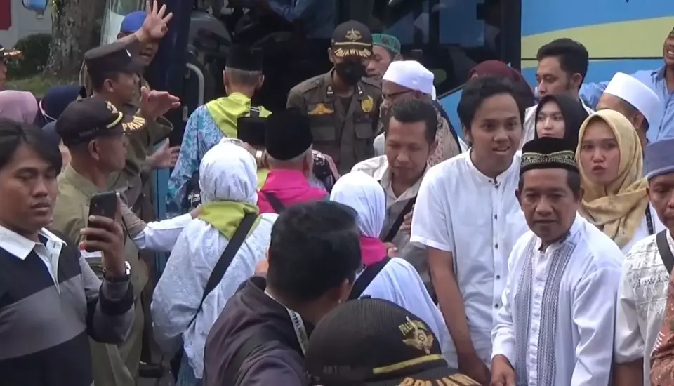 Ratusan calon jemaah haji kloter 16 diberangkatkan dari Kabupaten Semarang Jawa Tengah menuju Embarkasi Asrama Haji Donohudan Kabupaten Boyolali, Minggu, 28 Mei 2023.