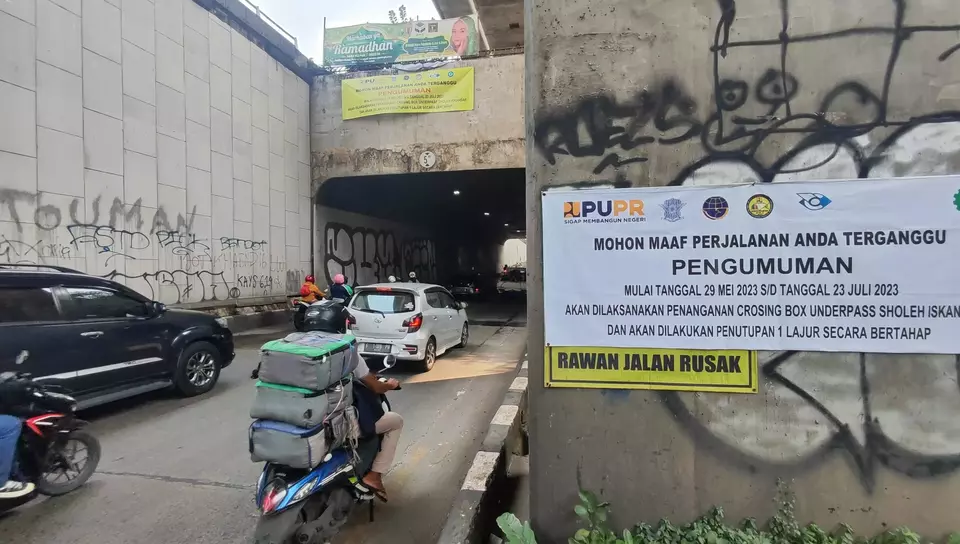 Kendaraan melintas underpass Jalan Sholeh Iskandar Bogor, Minggu 28 Mei 2023. Satu lajur underpass ini akan mulai ditutup pada Senin 29 Mei 2023.
