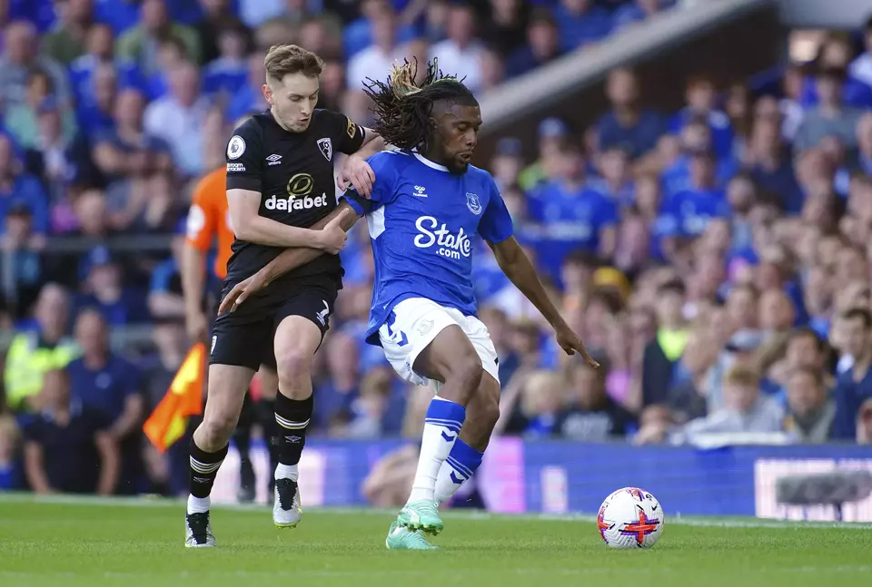 Penyerang Everton, Alex Iwobi (kanan) berduel dengan pemain Bournemouth David Brooks.