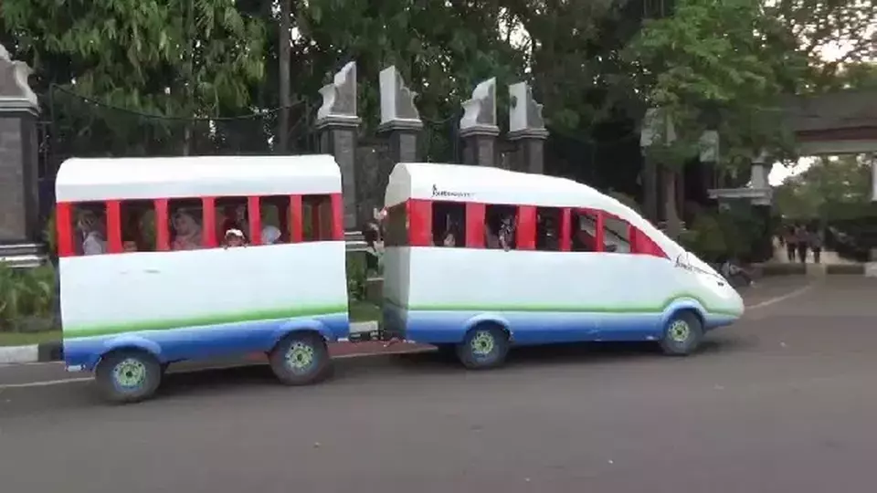 Kereta cepat atau odong-odong ini kini hadir di lokasi wisata Air Mancur Sri Baduga untuk meramaikan wahana wisata keliling kota Purwakarta, Minggu, 28 Mei 2023.