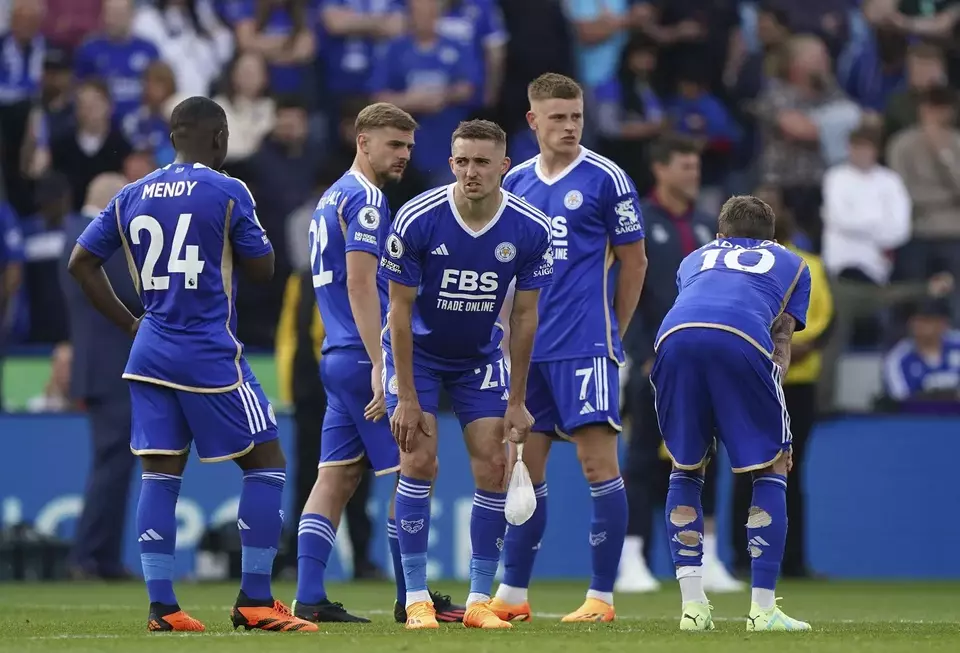 Para pemain Leicester City tampak lesu setelah dipastikan terdegradasi dari Premier League ke Divisi Championship.