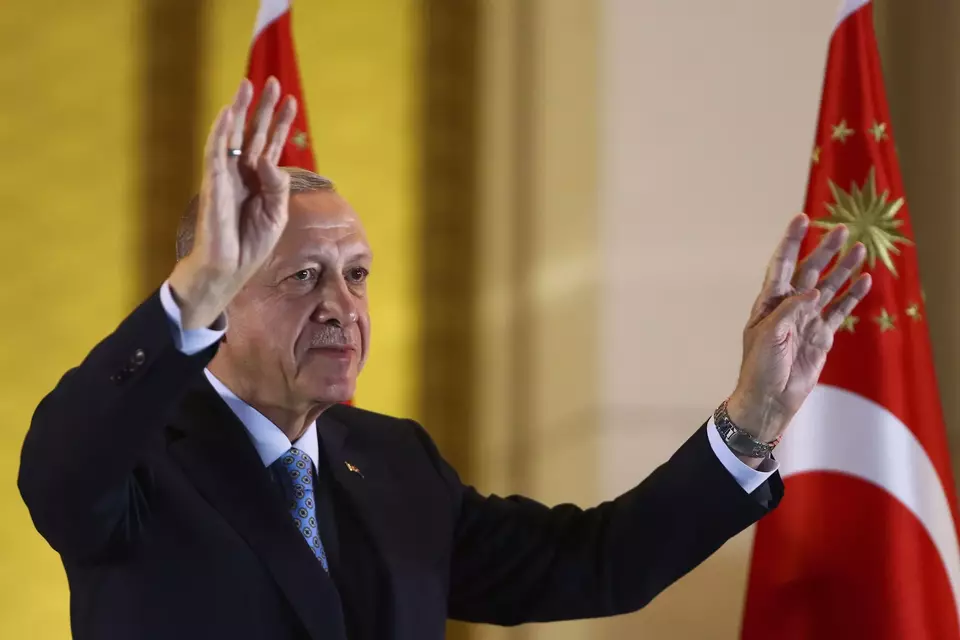 Presiden Turki Recep Tayyip Erdogan menyapa para pendukungnya di Istana Kepresidenan, di Ankara, setelah memenangi kembali Pilpres 2023, Minggu, 28 Mei 2023.