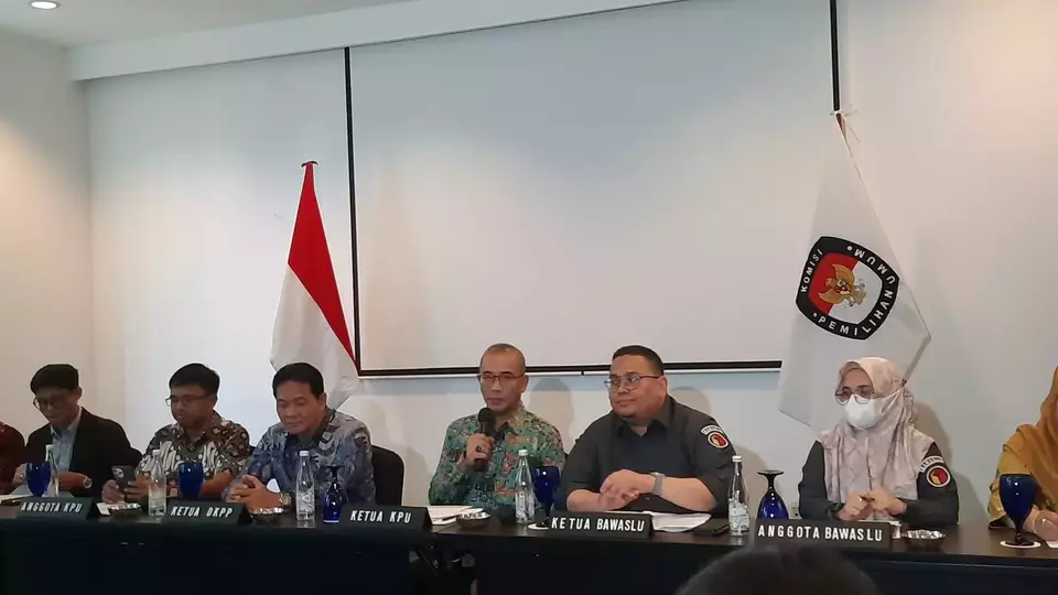 Ketua KPU Hasyim Asy'ari bersama Badan Pengawas Pemilihan Umum (Bawaslu) dan Dewan Kehormatan Penyelenggara Pemilu (DKPP) dalam konferensi pers seusai lakukan tinjauan proses verifikasi bacaleg DPR, di kawasan Rasuna Said, Jakarta Selatan, Senin 29 Mei 2023.
