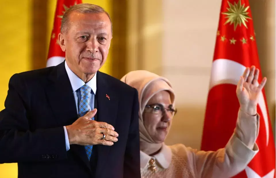 Recep Tayyip Erdogan dan istrinya, Emine, menyapa para pendukungnya di Istana Kepresidenan, di Ankara, Turki, Minggu, 28 Mei 2023. 