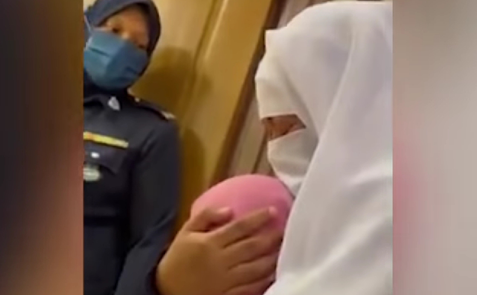 Aishah memeluk erat Maisarah (9 tahun) setelah pengadilan di Malaysia memutuskan untuk memberi hak asuh kepada ayahnya, Jumat, 27 Mei 2023.