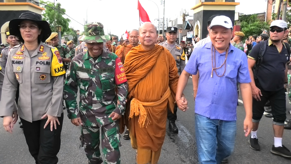 Sebanyak 32 Biksu yang sedang menjalani thudong atau berjalan kaki dari Thailand menuju Candi Borobudur tiba di kota Sejuta Bunga Magelang, Jawa Tengah