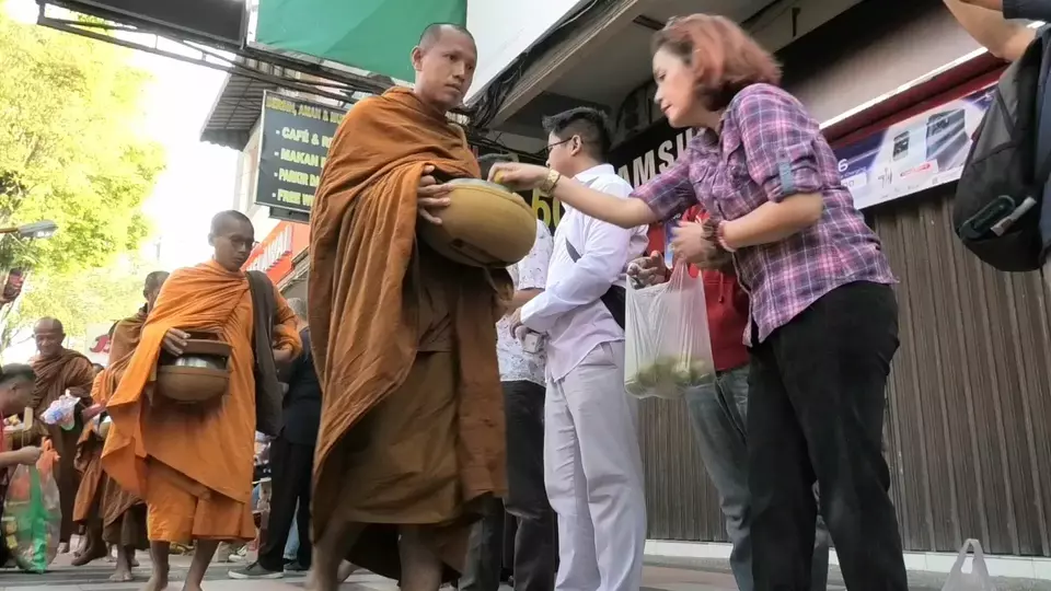 Para biksu berbaris rapi berjalan di sekitaran Klenteng Liong Hok Bio, Magelang, Jawa Tengah, untuk menerima sedekah dari umat saat mengikuti ritual pindapata, Rabu 31 Mei 2023.