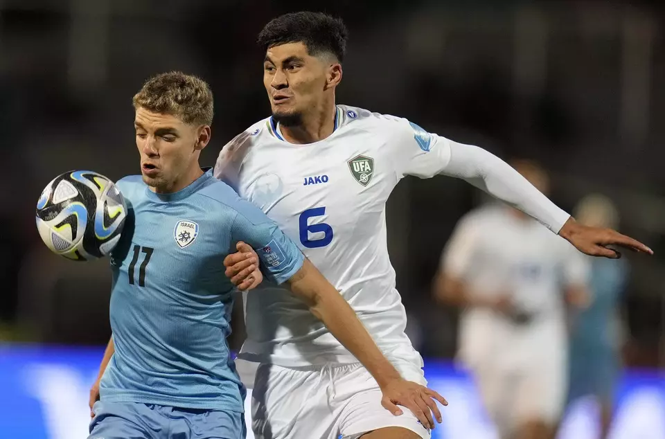 Pemain Israel Omer Senior (kiri) berduel dengan bek Uzbekistan Jakhongir Urozov pada babak 16 besar Piala Dunia U-20 Stadion Malvinas Argentinas di Mendoza, Argentina, Selasa, 30 Mei 2023.