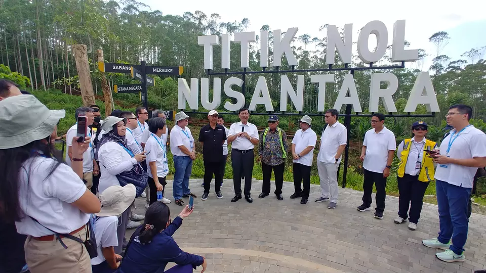 Menteri Koordinator Kemaritiman dan Investasi, Luhut Binsar Pandjaitan saat meninjau Ibu Kota Negara atau IKN Nusantara.