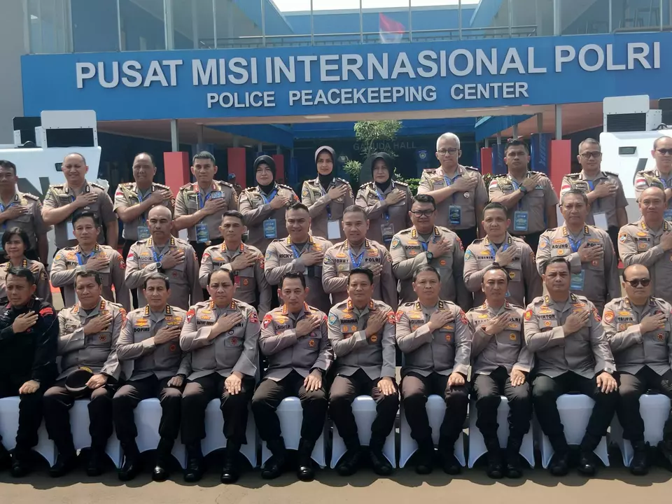Kapolri Jenderal Listyo Sigit Prabowo (tengah duduk) beserta jajaran Polri di Pusat Misi Internasional Polri, Serpong, Tangerang Selatan, Rabu 31 Mei 2023.