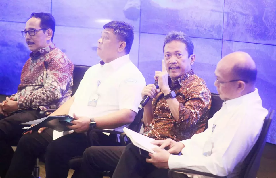 Menteri Kelautan dan Perikanan (KKP) Sakti Wahyu Trenggono (dua kanan), bersama Direktur Jenderal Pengelolaan Ruang Laut Victor Gustaaf Manoppo (dua kiri), Staf Khusus Menteri Kelautan dan Perikanan Hubungan Luar Negeri Edy Putra Irawady (kiri), dan Staf Khusus Bidang Komunikasi Publik KKP Wahyu Muryadi (kanan), saat memberikan keterangan pers terkait ekspor pasir laut di Gedung Kementrian KKP, Gambir, Jakarta, Rabu 31 Mei 2023.